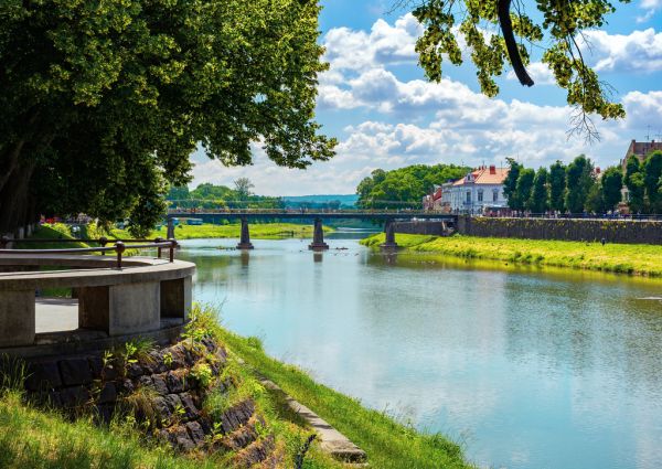 Lais Puzzle Ufer des Flusses Uzh wunderschöne Stadtlandschaft im