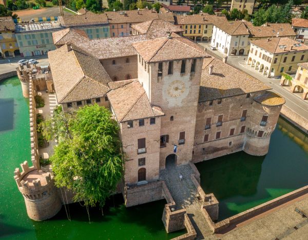 Lais Puzzle Luftaufnahme der Burg Fontanellato mit grünem Wasser im Wassergraben nahe Parma