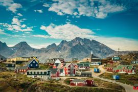 Lais Puzzle - Kleine Stadt an der Ostküste Grönlands mit bunten Häusern und Berghintergrund - 2.000 Teile