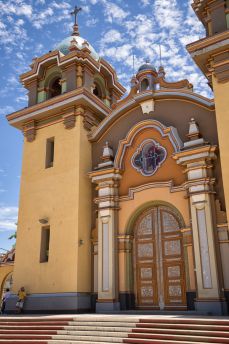 Lais Puzzle - Kirche im Zentrum der tropischen Stadt Tumbes Peru - 2.000 Teile