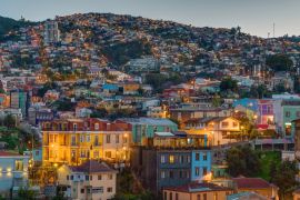 Lais Puzzle - Blick über einen der Hügel von Valparaiso in Chile in der Abenddämmerung - 2.000 Teile