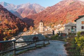 Lais Puzzle - Piedicavallo, Italien: Rustikales Alpendorf Piedicavallo in der Herbstsaison zwischen den italienischen Alpen - 2.000 Teile