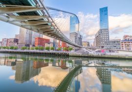 Lais Puzzle - Die Pedro-Arrupe-Fußgängerbrücke ist eine moderne Brücke über die Nervion-Brücke in Bilbao, Baskenland, Spanien - 1.000 Teile