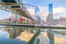 Lais Puzzle - Die Pedro-Arrupe-Fußgängerbrücke ist eine moderne Brücke über die Nervion-Brücke in Bilbao, Baskenland, Spanien - 2.000 Teile