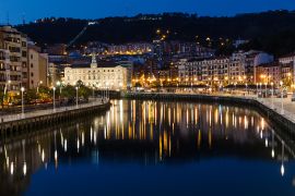 Lais Puzzle - Bilbao, Spanien. Luftaufnahme des Stadtzentrums von Bilbao, Spanien, mit dem Fluss Nervion und der Promenade bei Nacht. Spiegelung im Fluss - 2.000 Teile