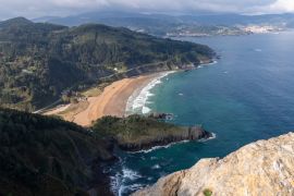 Lais Puzzle - Strand von Laga im Biosphärenreservat Urdaibai von einem nahe gelegenen Berg aus - 2.000 Teile