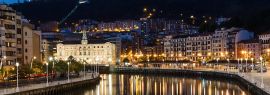 Lais Puzzle - Bilbao, Spanien. Luftaufnahme des Stadtzentrums von Bilbao, Spanien, mit dem Fluss Nervion und der Promenade bei Nacht. Spiegelung im Fluss - 1.000 Teile